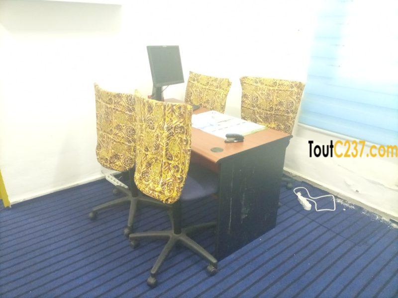 Bureau (poste de travail) équipé à louer à Akwa, Douala