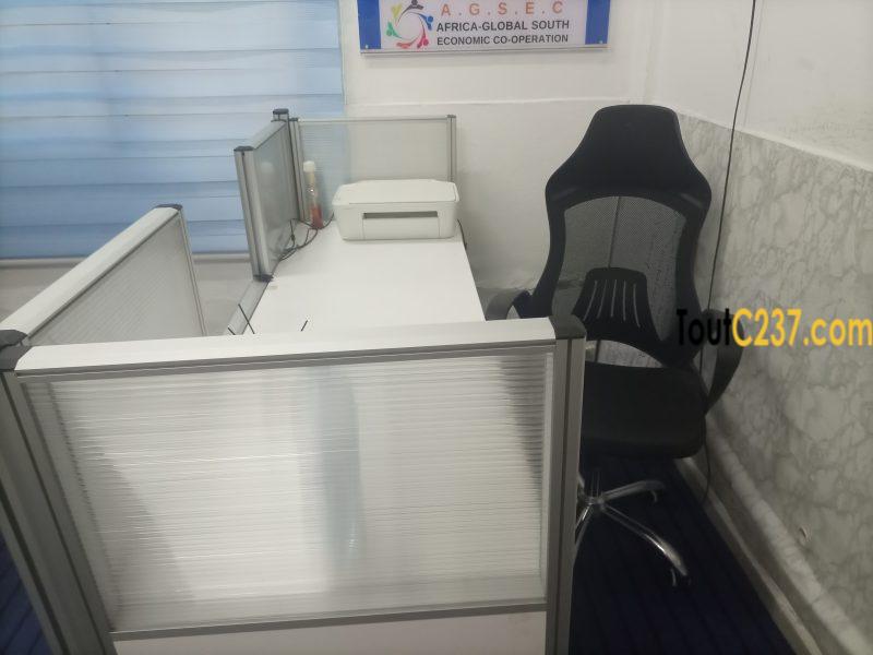 Bureau (station de travail) à louer à Akwa, Douala