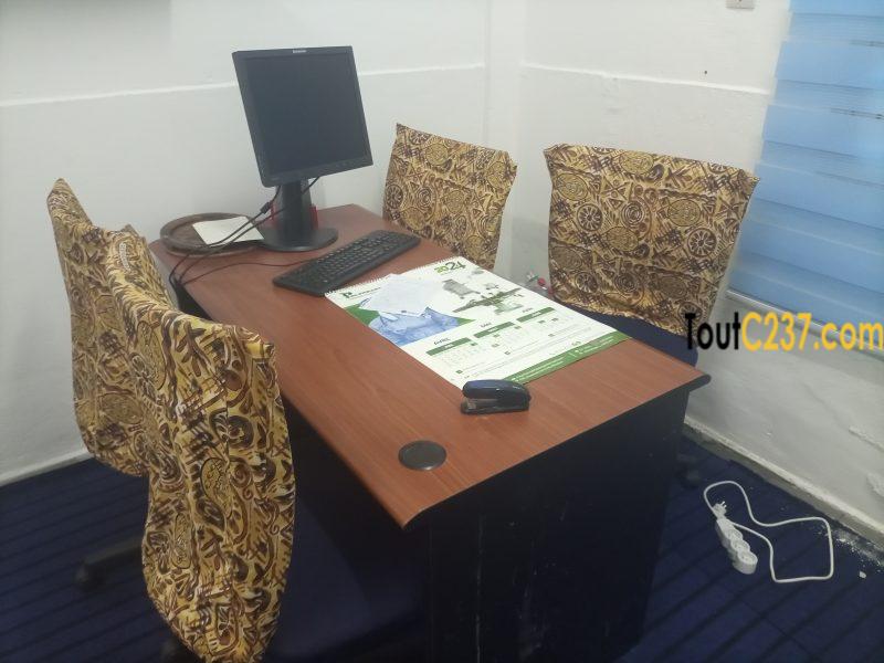 Bureau (poste de travail) équipé à louer à Akwa, Douala