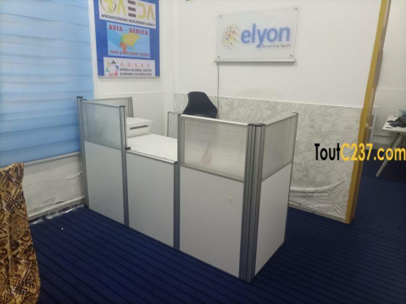 Bureau (station de travail) à louer à Akwa, Douala