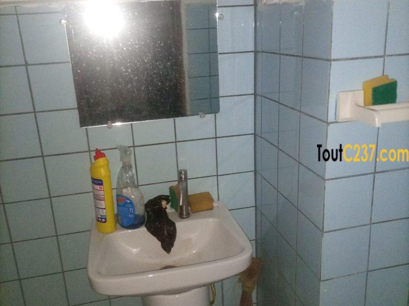 Bureaux de 2 pièces à louer à Akwa Douala