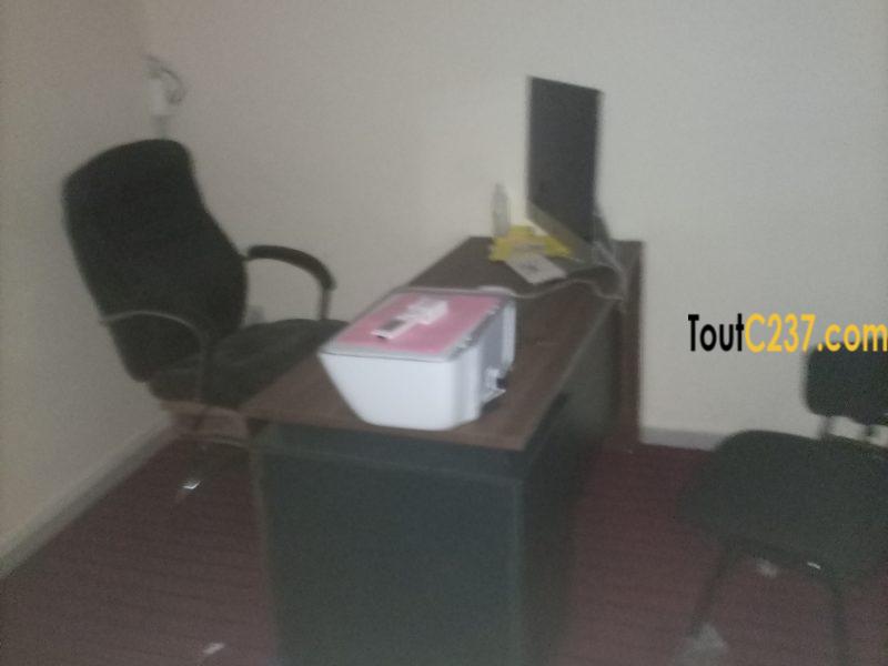 Bureaux de 2 pièces à louer à Akwa Douala