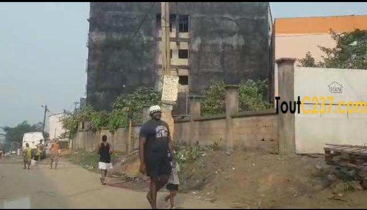 Terrain commercial à vendre à Bonamoussadi, Douala
