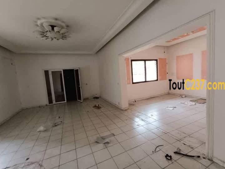Duplex à louer à Bali, Douala