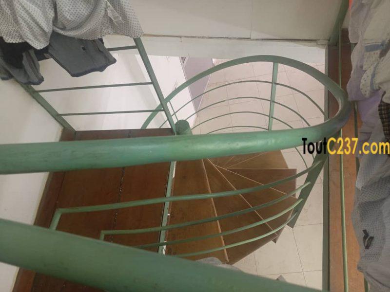 Boutique avec mezzanine à louer à Bali, Douala