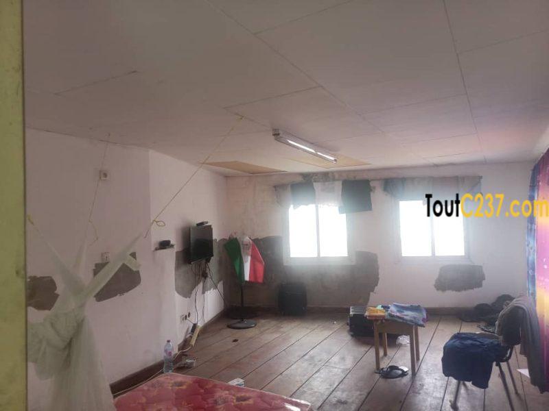 Boutique avec mezzanine à louer à Bali, Douala