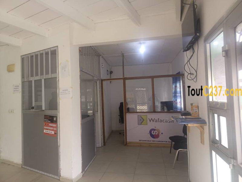 Boutique avec mezzanine à louer à Bali, Douala
