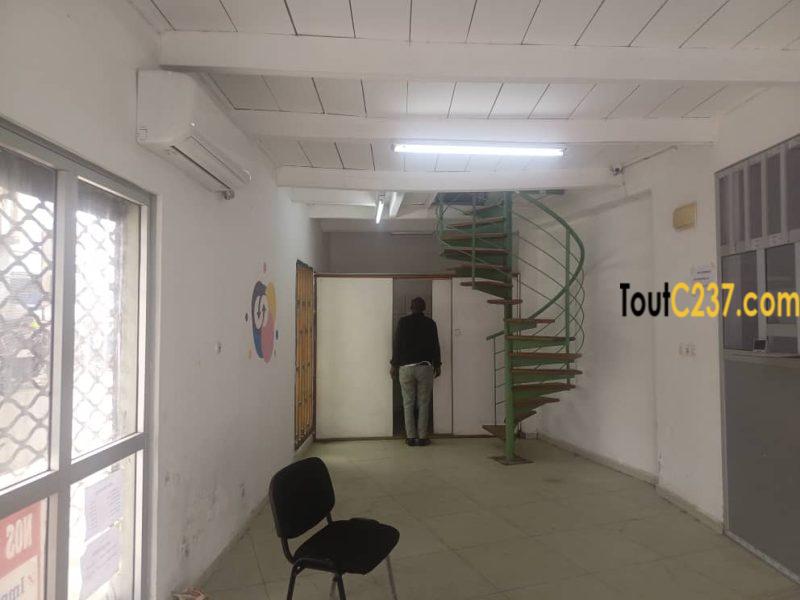 Boutique avec mezzanine à louer à Bali, Douala