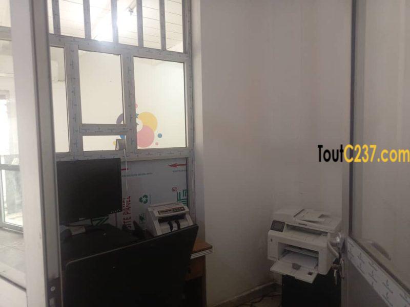 Boutique avec mezzanine à louer à Bali, Douala