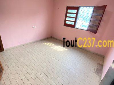 Appartement moderne vaste à louer à bonamoussadi*à l'étage au premier niveau coin personel