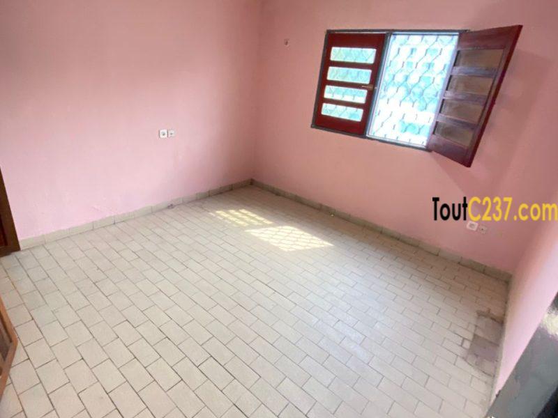 Appartement moderne vaste à louer à bonamoussadi*à l'étage au premier niveau coin personel