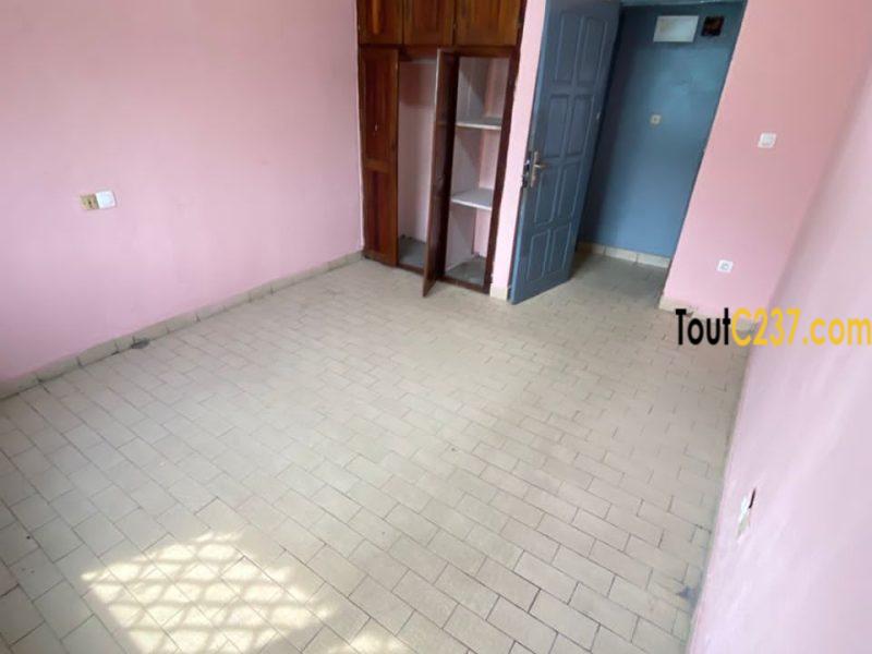 Appartement moderne vaste à louer à bonamoussadi*à l'étage au premier niveau coin personel