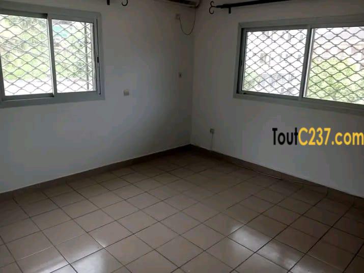 #appartement moderne situé à #bonapriso en bordure de route