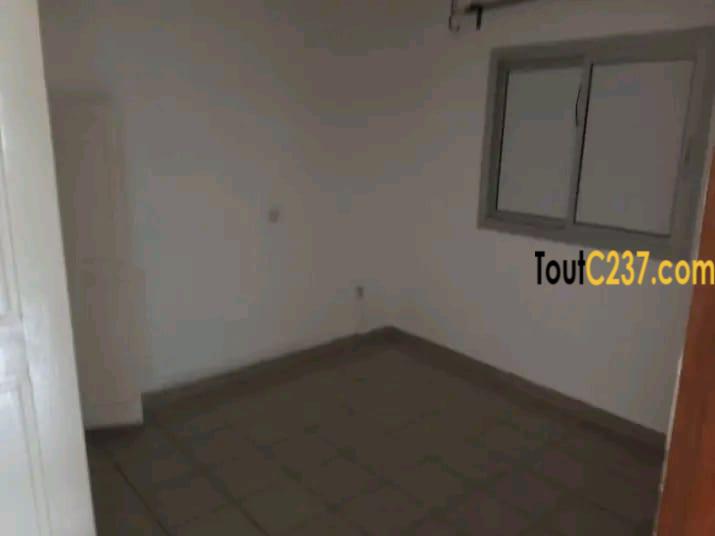 #appartement moderne situé à #bonapriso en bordure de route