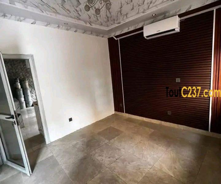 #villa à louer disponible idéal pour habitation ou commercial situé #bonamossadi