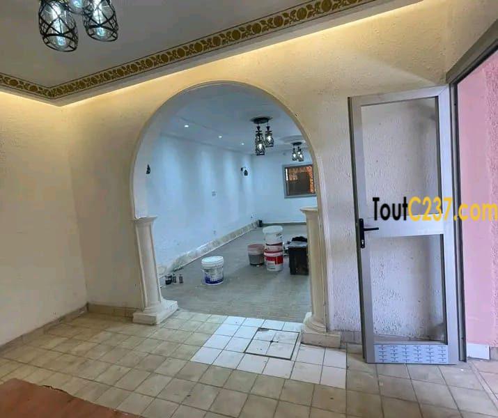 *Villa à louer disponible idéal pour habitation ou commercial situé à bonamoussadi à 10m du goudron