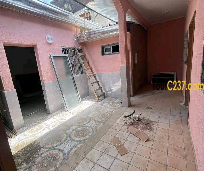 *Villa à louer disponible idéal pour habitation ou commercial situé à bonamoussadi à 10m du goudron