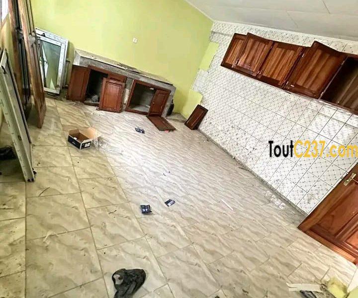 *Villa à louer disponible idéal pour habitation ou commercial situé à bonamoussadi à 10m du goudron