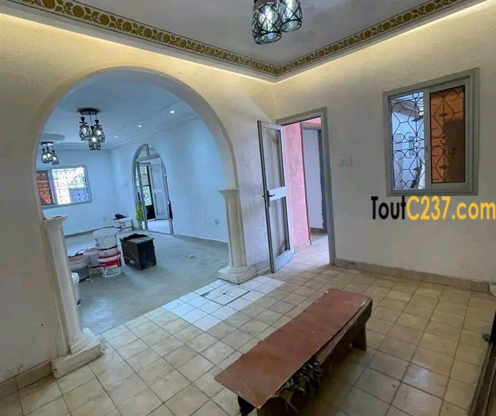 *Villa à louer disponible idéal pour habitation ou commercial situé à bonamoussadi à 10m du goudron