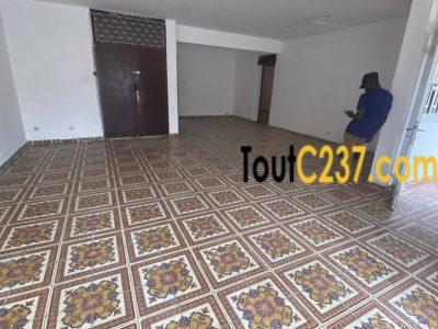 Très vaste apparemment à louer à #bonapriso