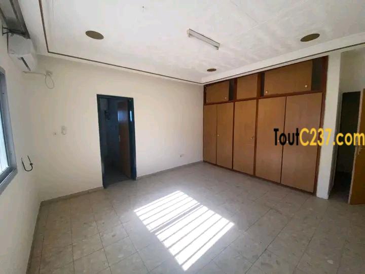 Duplex à louer à Bonapriso Douala