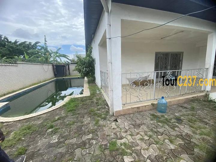 Duplex à louer à Bonapriso Douala