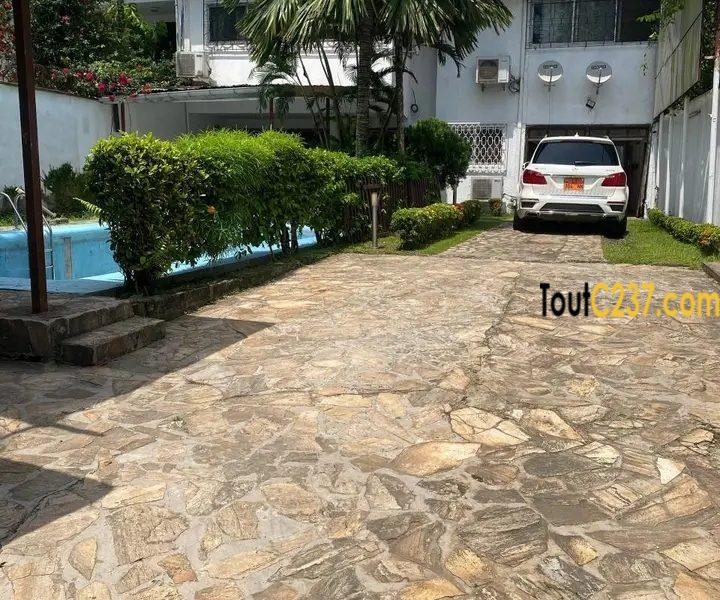 Duplex avec piscine à louer à Bonapriso