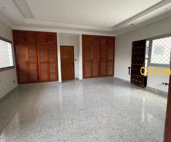 Duplex à louer à Bonapriso Douala