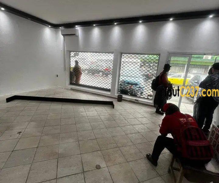 Vaste Espace commercial (boutique) à louer à Bonanjo
