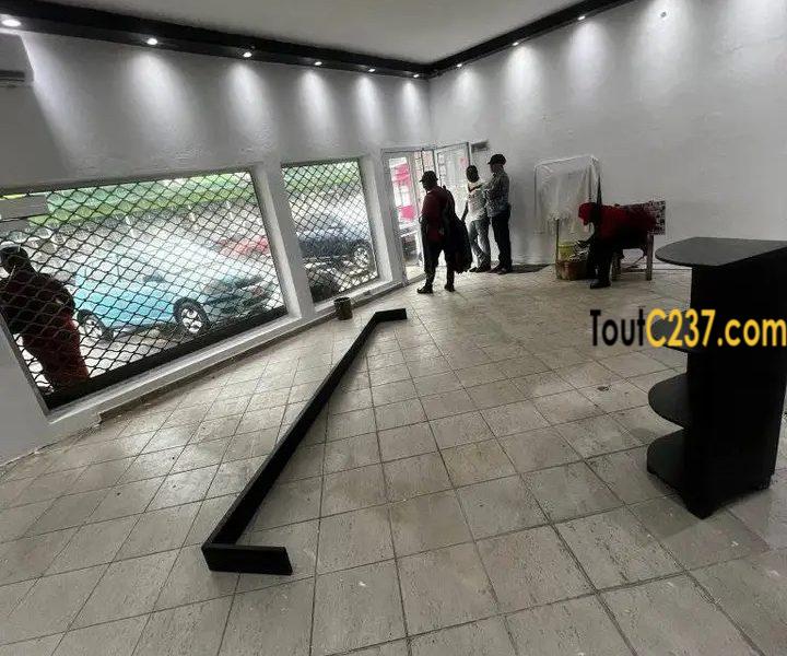 Vaste Espace commercial (boutique) à louer à Bonanjo