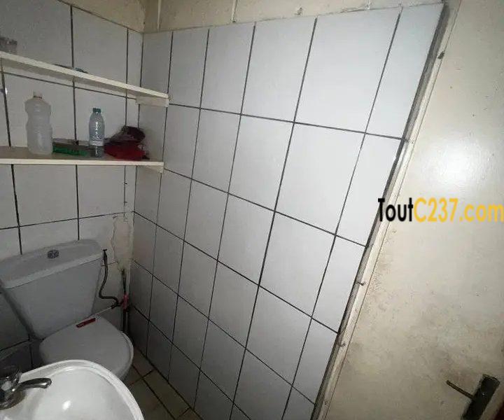 Vaste Espace commercial (boutique) à louer à Bonanjo