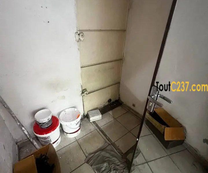 Vaste Espace commercial (boutique) à louer à Bonanjo