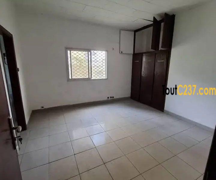 Immeuble (Duplex) à louer à Bonanjo