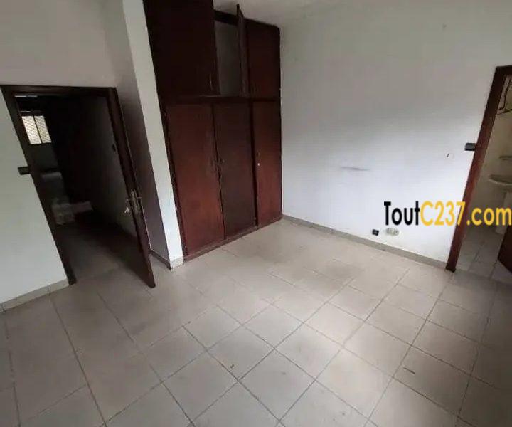 Immeuble (Duplex) à louer à Bonanjo