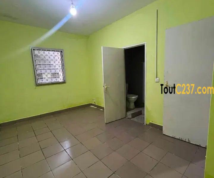 Villa a louer en bordure de route à Makepe