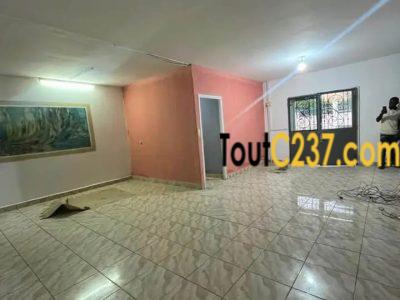 Villa a louer en bordure de route à Makepe