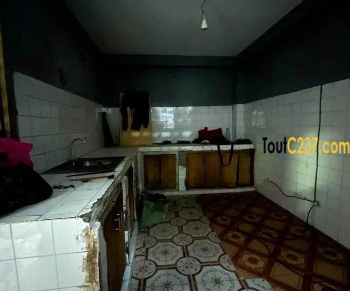 Villa a louer en bordure de route à Makepe