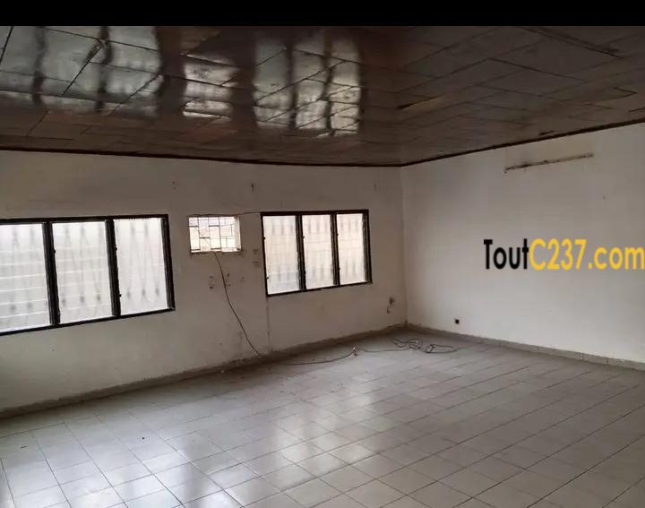 Villa à louer à Bonapriso, Douala