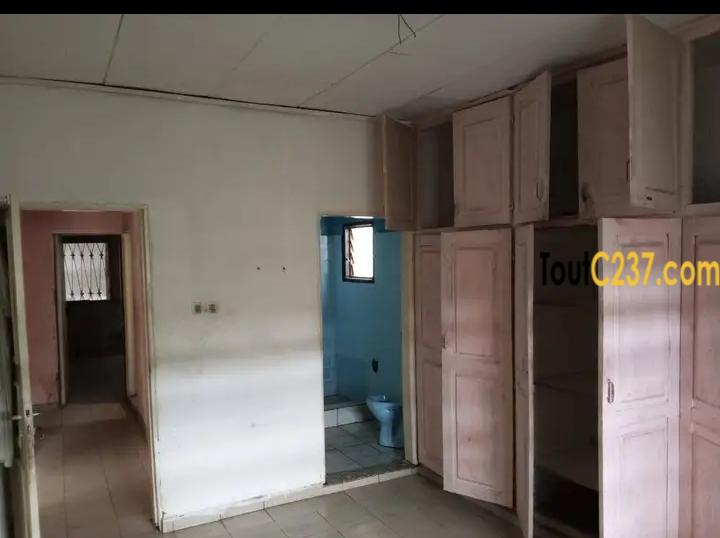 Villa à louer à Bonapriso, Douala