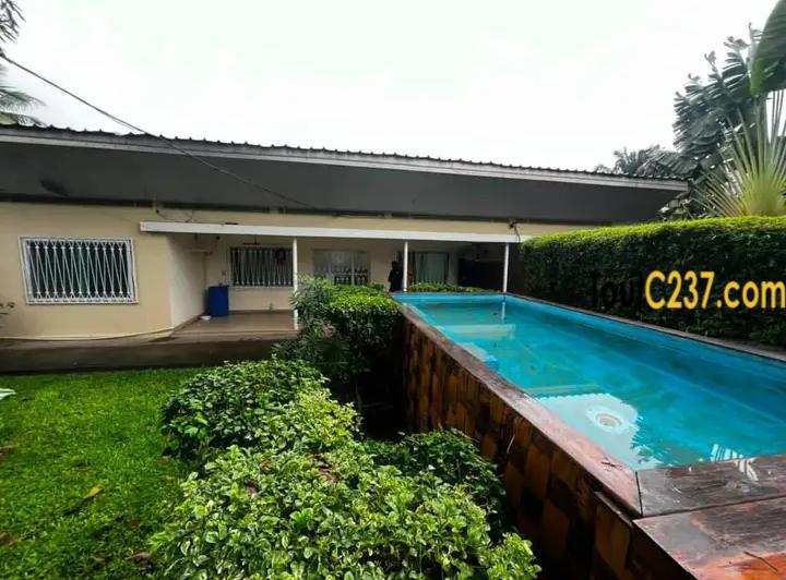 Magnifique villa à louer à Bonapriso avec piscine