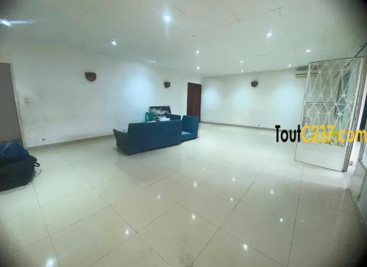 Magnifique villa à louer à Bonapriso avec piscine