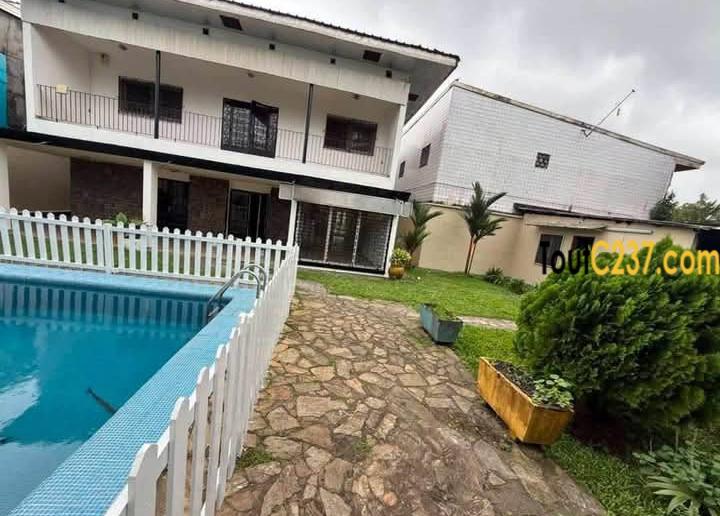 Duplex à louer à Bonapriso avec piscine