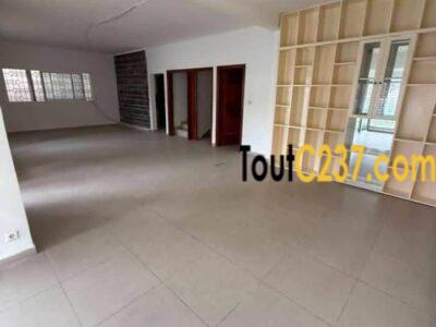 Duplex à louer à Bonapriso avec piscine