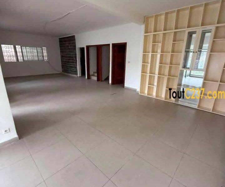 Duplex à louer à Bonapriso avec piscine