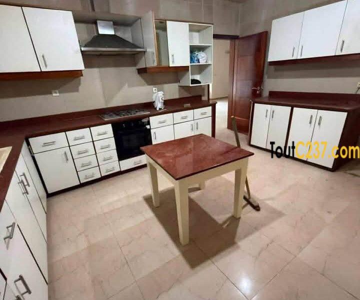 Duplex à louer à Bonapriso avec piscine