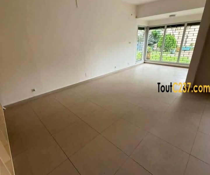 Duplex à louer à Bonapriso avec piscine