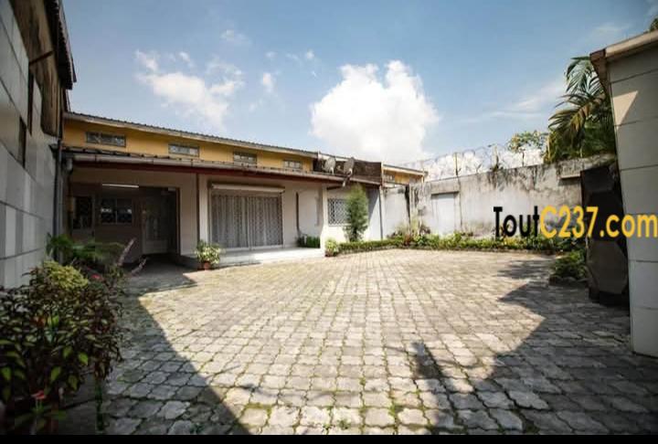 Grande et Belle Villa à louer à Bonapriso Douala