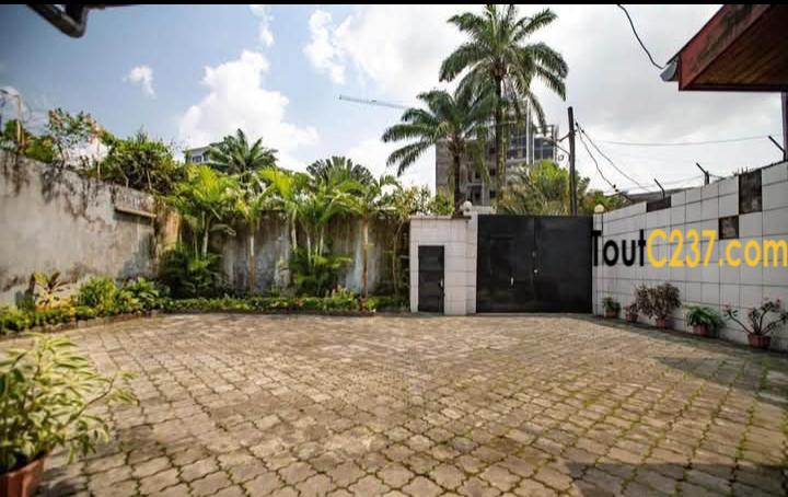 Grande et Belle Villa à louer à Bonapriso Douala