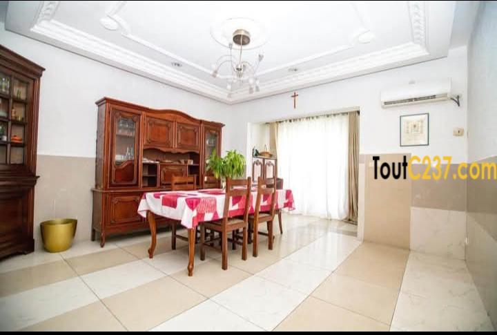 Grande et Belle Villa à louer à Bonapriso Douala