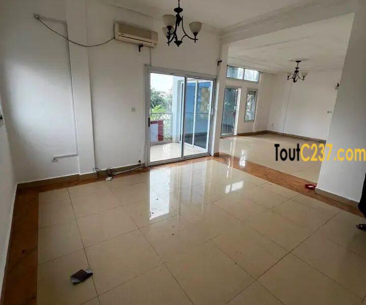 Appartement en duplex à louer à Bonapriso